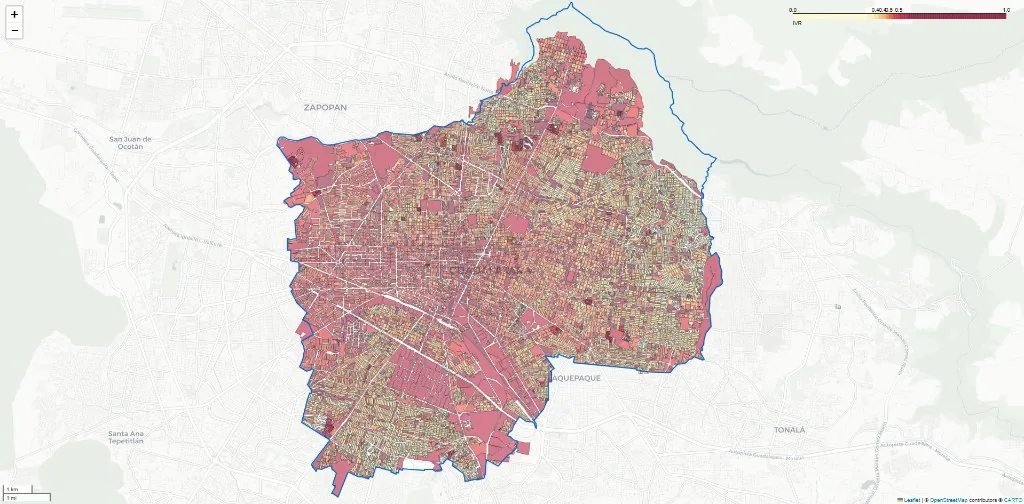 Mapa de Guadalajara dividido en manzanas, coloreadas de amarillo claro a rojo oscuro según su IVR, sobre un mapa base gris con el límite municipal en azul.